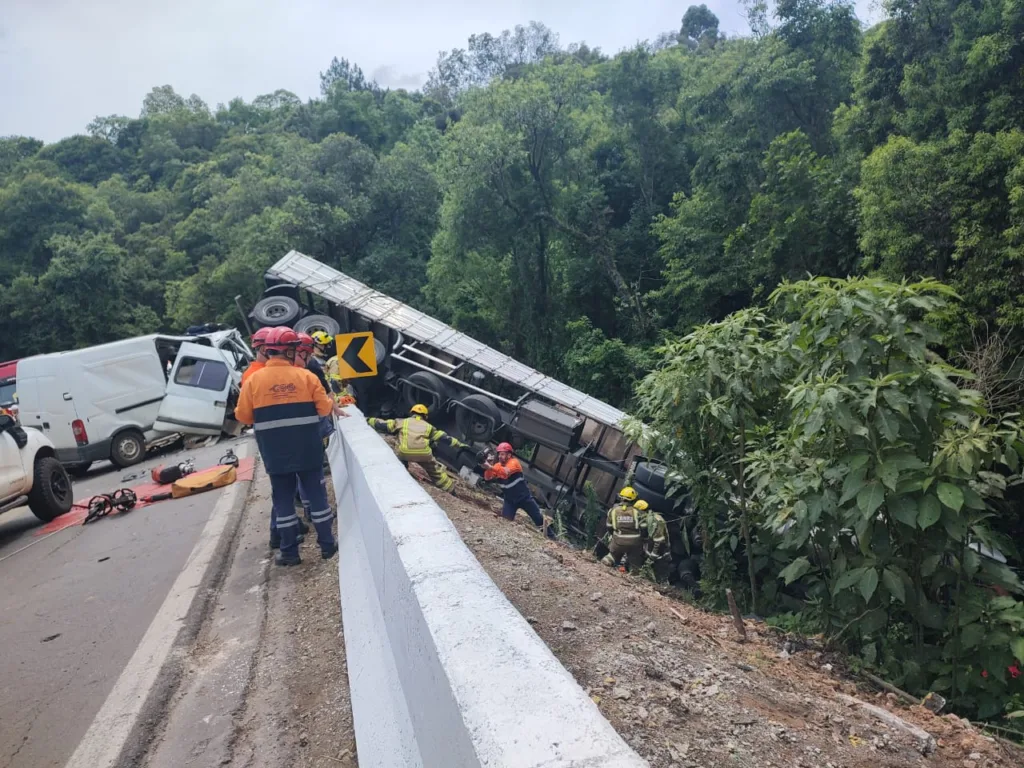 Acidente deixou o trânsito interrompido na estrada desde a metade da manhã