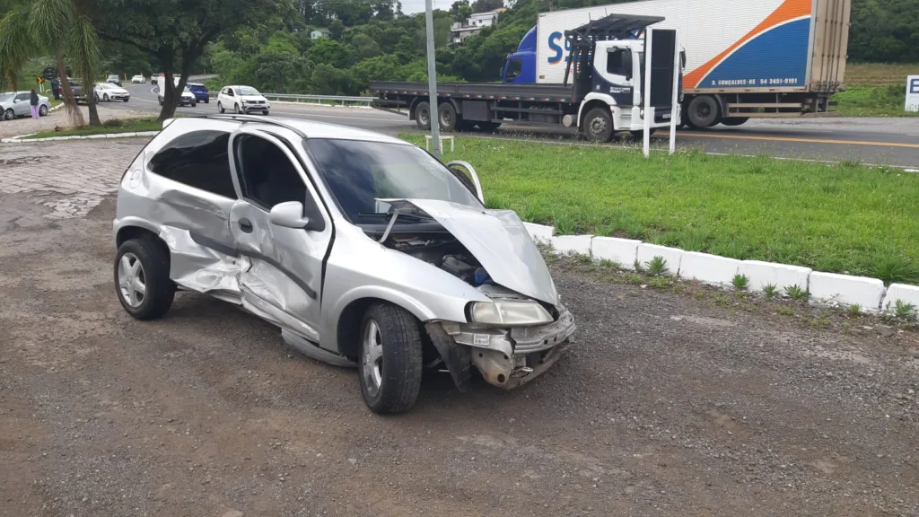 Acidente entre três veículos deixa mulher gravemente ferida em Bento Gonçalves