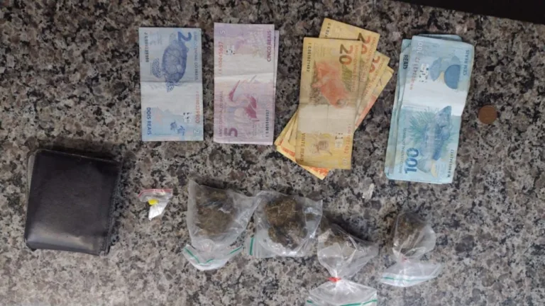 foram encontrado R$ 700, em notas diversas, além de quatro porções de maconha e uma porção, fracionada, de cocaína.