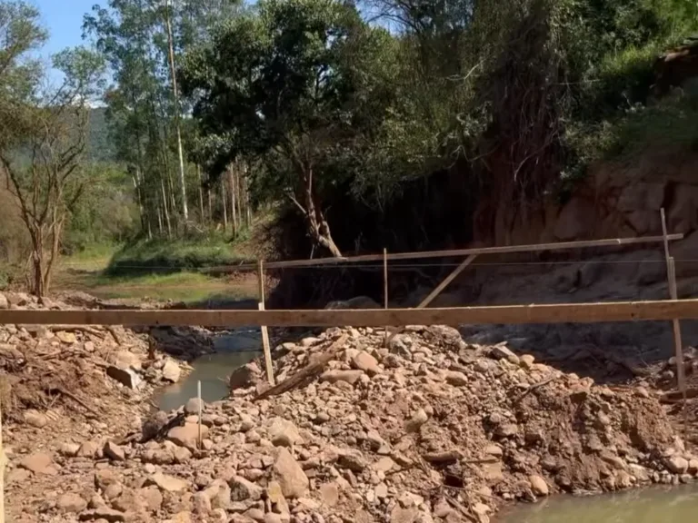 Construção de ponte em Santa Tereza