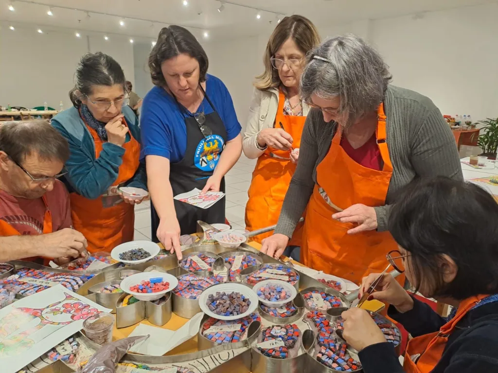 O Projeto Mosaico Artístico, que promoveu a criação da peça, reuniu quinze artistas locais.