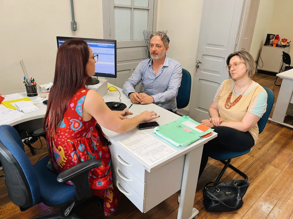 A secretária da Cultura de Caxias do Sul, Cristina Nora Calcagnotto, em reunião com o presidente do Instituto Quindim, Volnei Canonica, e a coordenadora do Atelier, Priscila Weber