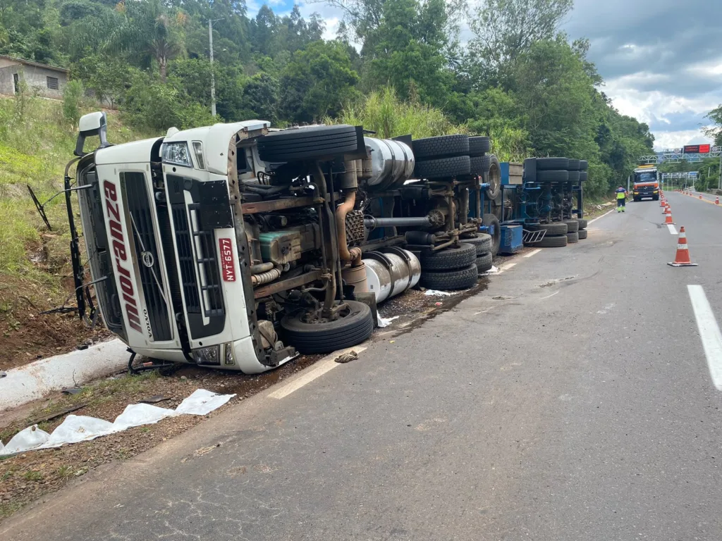 Carreta carregada de cerveja tomba e deixa uma pessoa ferida 