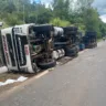 Carreta carregada de cerveja tomba e deixa uma pessoa ferida 