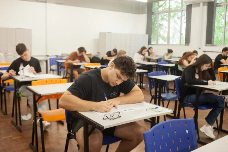 Candidatos enfrentaram cinco horas de prova, com redação