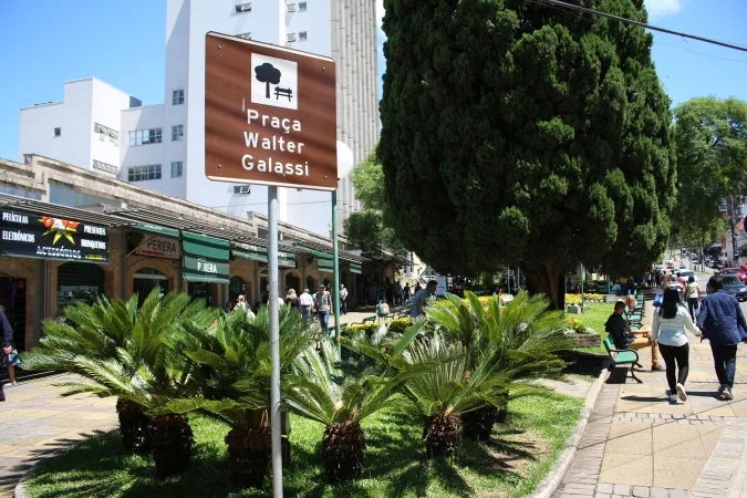 Um estabelecimento comercial, localizado na Praça Walter Galassi, centro de Bento Gonçalves, foi alvo de assaltantes, na manhã desta sexta-feira (29).