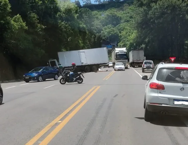 Caminhão sai da pista e causa transtorno no trânsito da BR-470 em Garibaldi