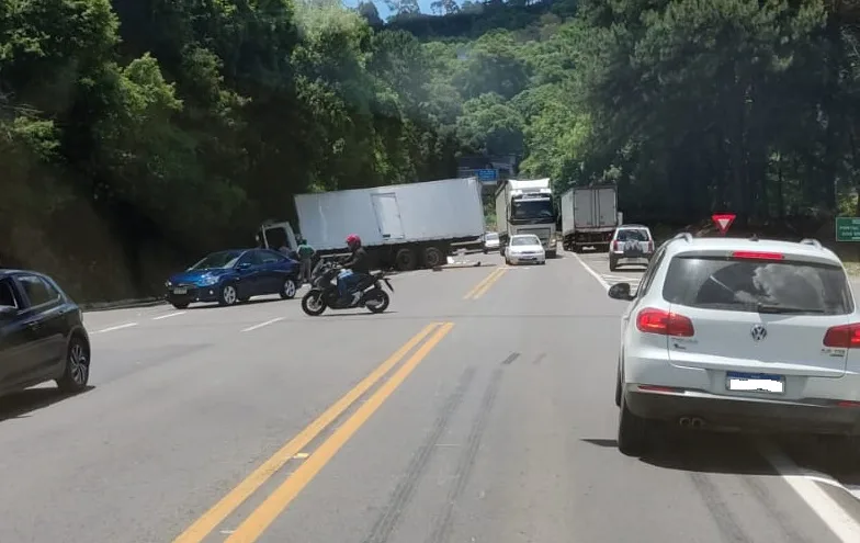 Caminhão sai da pista e causa transtorno no trânsito da BR-470 em Garibaldi