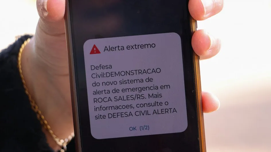 Mensagens de alerta se sobrepõem à tela dos celulares