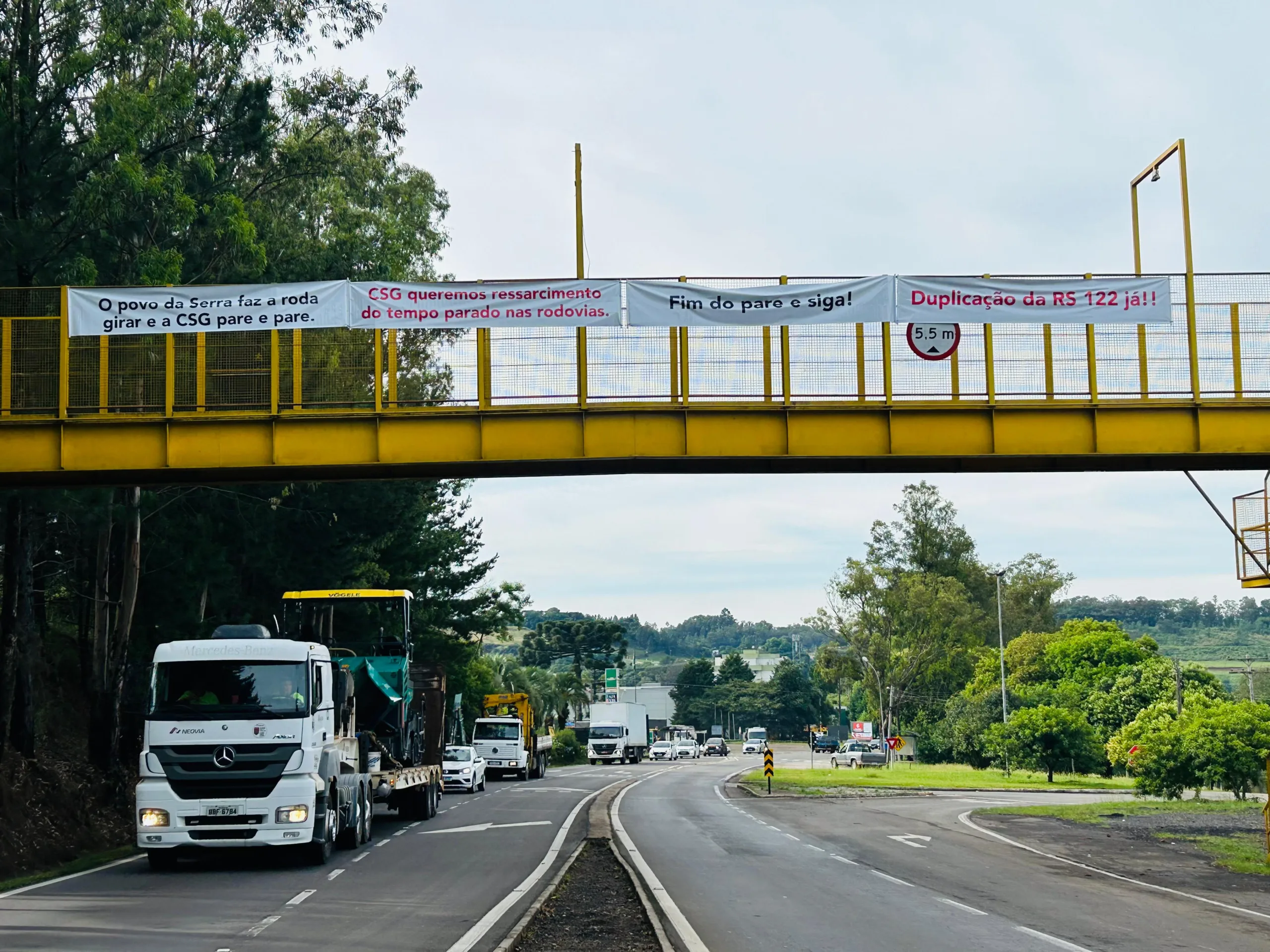 Fluxo em 'pare e siga' durante obras da CSG gera protesto entre Caxias do Sul e Flores da Cunha