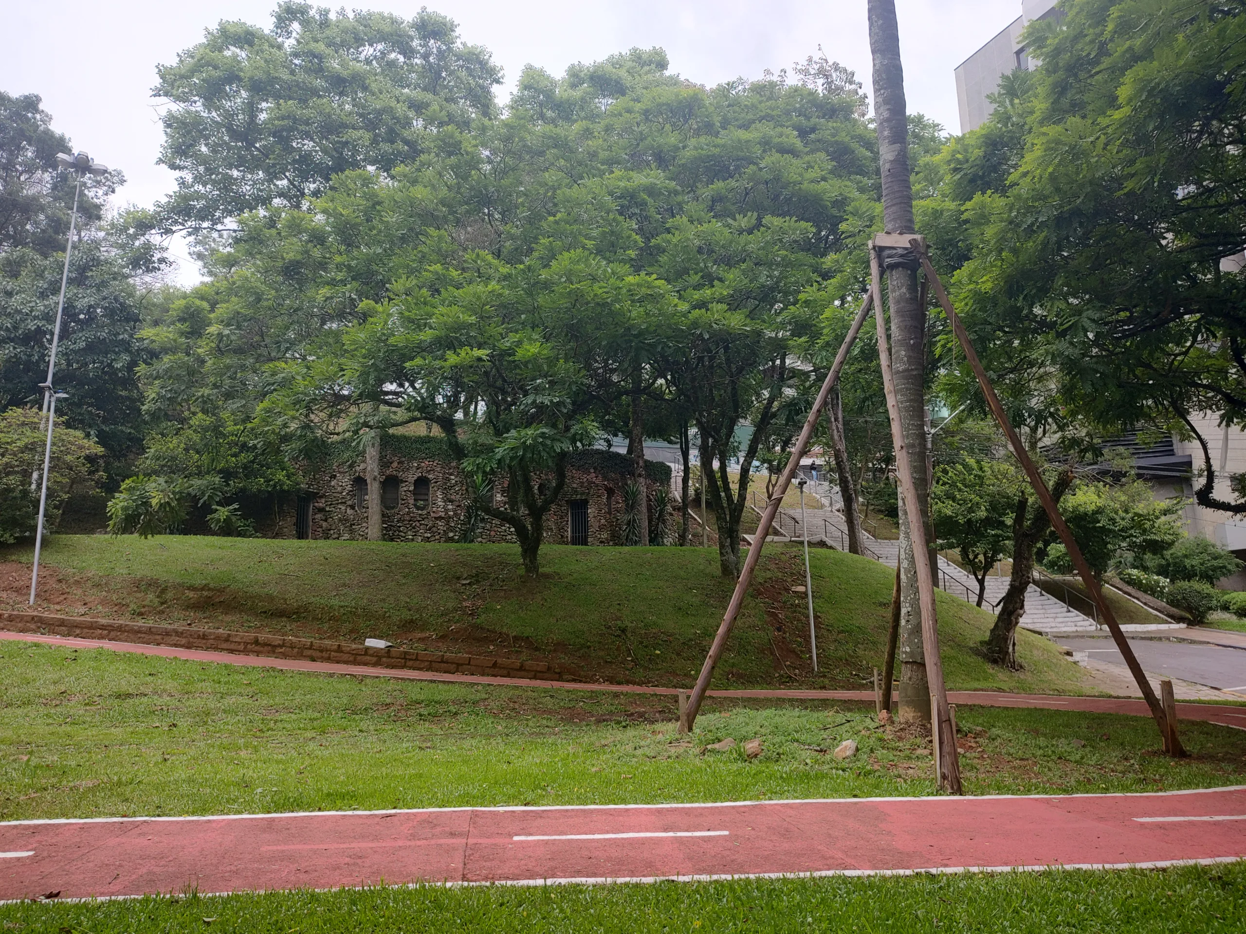 Homem foi esfaqueado na escadaria ao lado da Praça Centenário