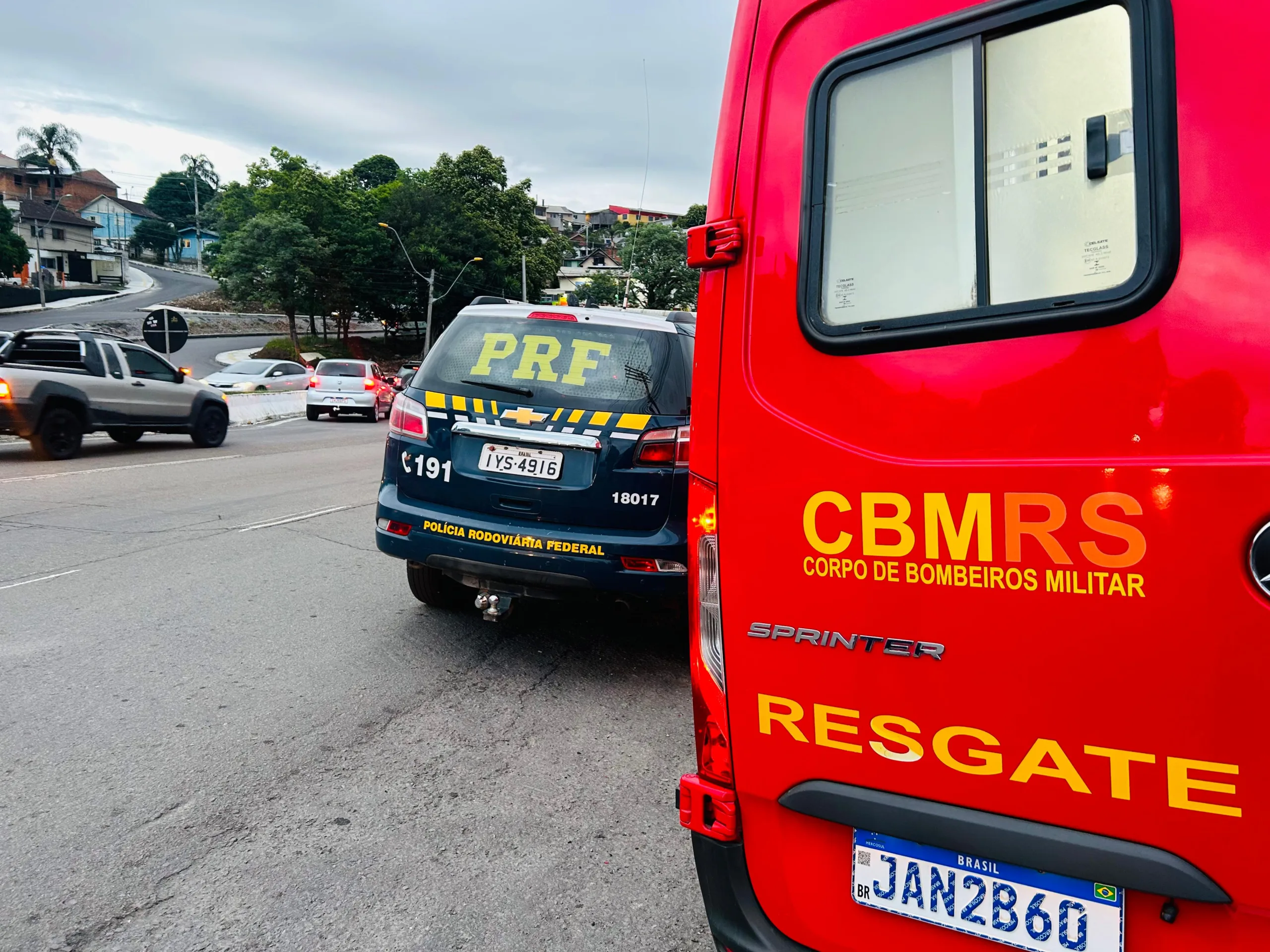 Colisão entre moto e carro deixa duas pessoas feridas na BR-116, em Caxias do Sul