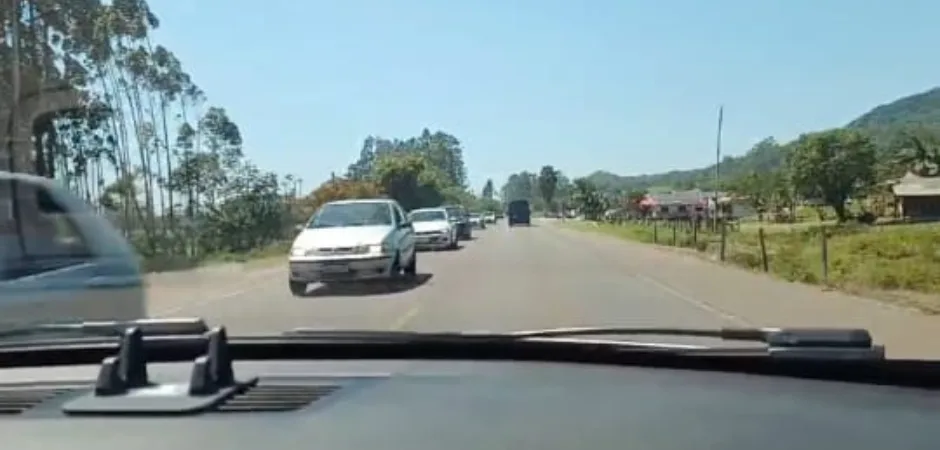 A PRF recomenda que os motoristas redobrem a atenção, respeitem os limites de velocidade e mantenham uma distância segura entre os veículos.