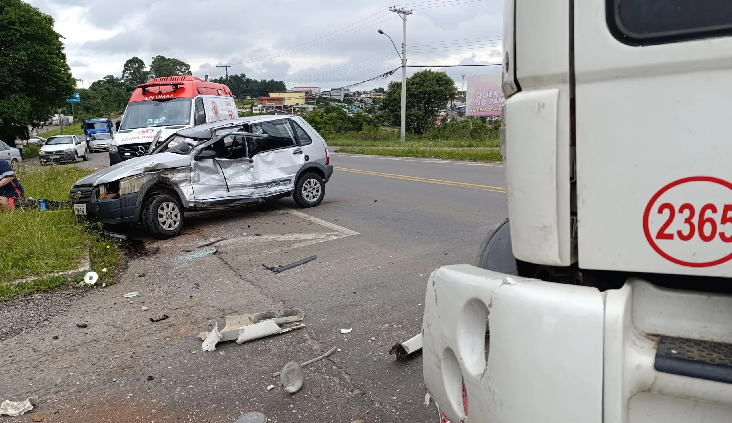 Homem fica ferido em acidente envolvendo carro e caminhão na RSC-453, em Caxias do Sul