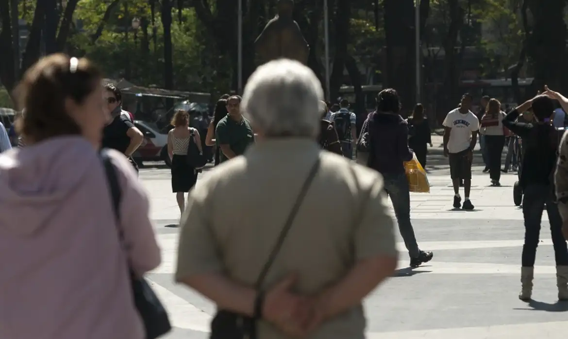 Expectativa de vida no Brasil sobe para 76,4 anos 