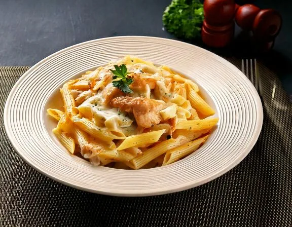 Penne ao molho Alfredo com frango