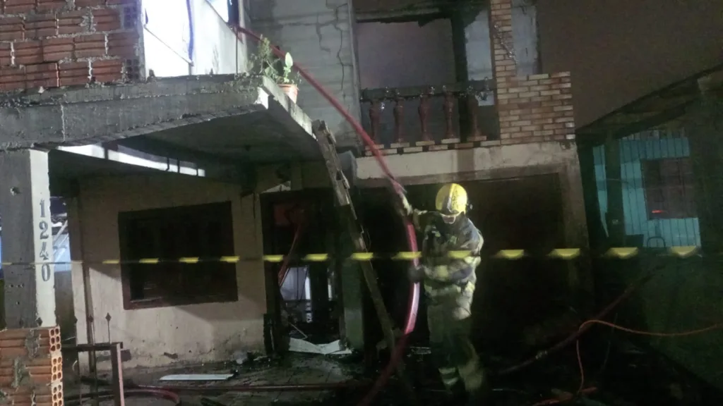 Duas casas são destruídas por incêndio na Vila Sapo, no bairro Serrano, em Caxias do Sul