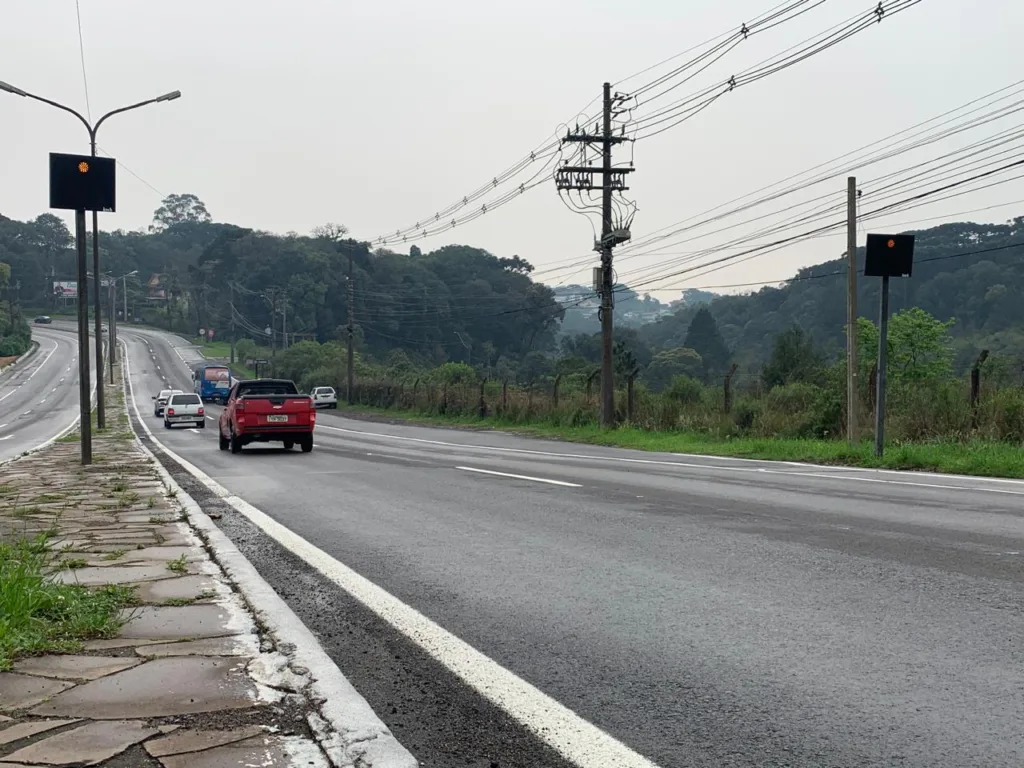 BR-116, em Caxias do Sul, terá seis lombadas eletrônicas operando até o fim de novembro; três já estão ligadas