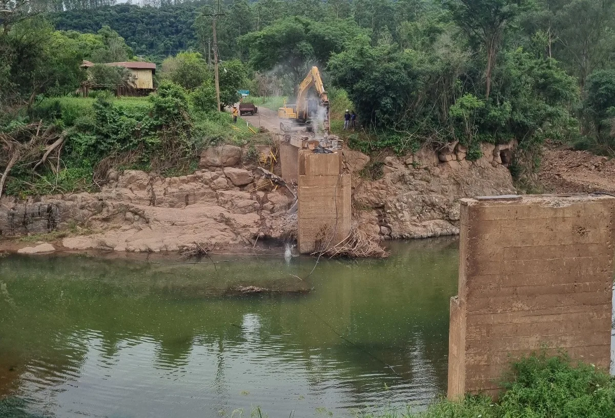 A reconstrução da estrutura teve início nesta segunda-feira (25), sete meses após sua queda.