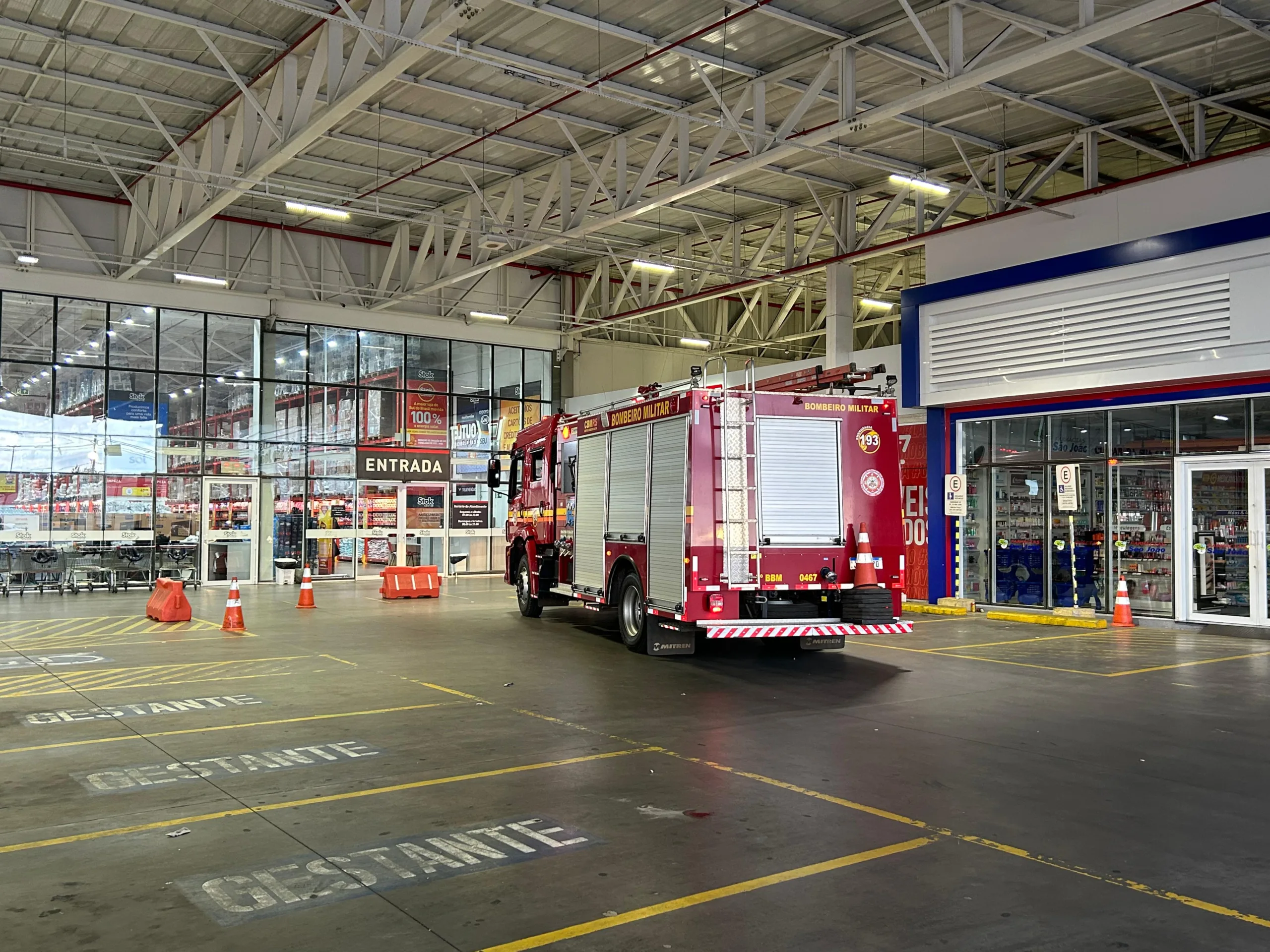 Bombeiros controlam incêndio em mercado de Caxias do Sul