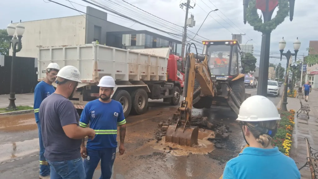 canalização que se rompeu, na Rua Herny Hugo Dreher, no bairro Planalto.