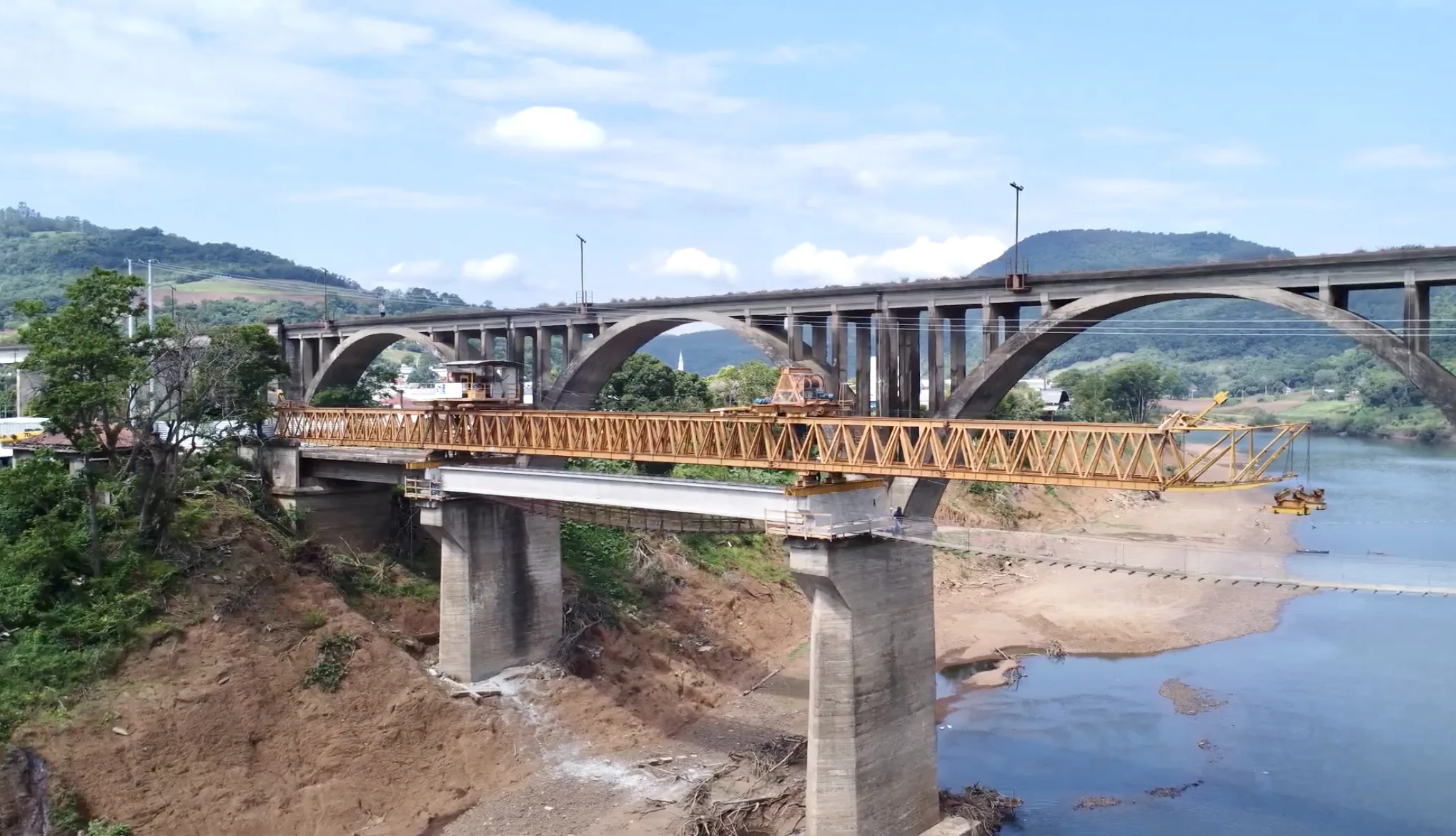 Reconstrução da Ponte Brochado da Rocha, entre Muçum e Roca Sales, avança com a instalação das vigas