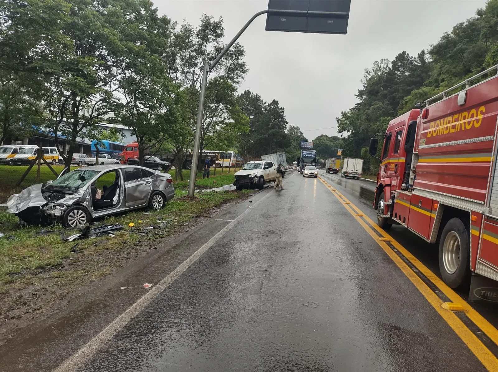 O sinistro foi registrado, por volta das 15h, no quilômetro 218 da rodovia, trecho conhecido como curvas da morte.