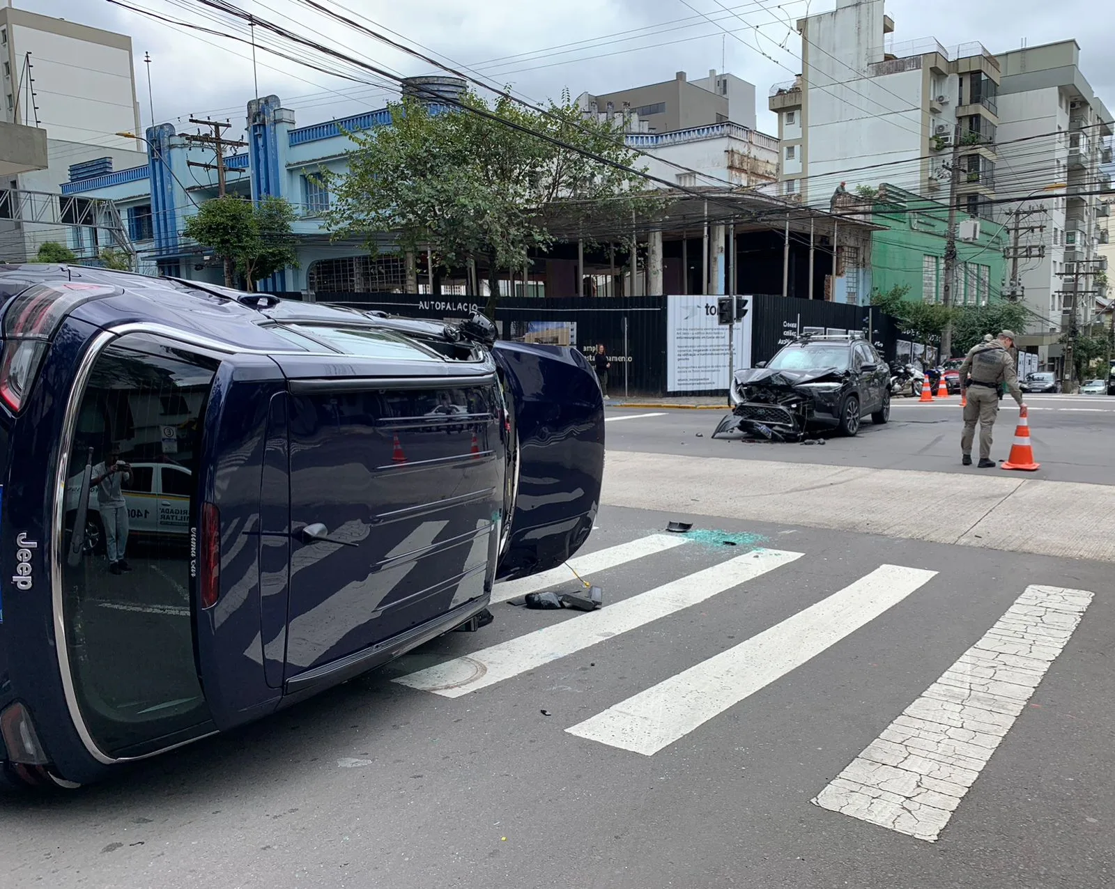 Caminhonete tomba após colisão e trânsito fica lento no Centro de Caxias do Sul