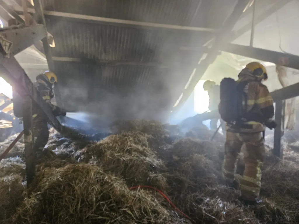 Um incêndio atingiu o depósito da Casa da Ovelha, tradicional ponto turístico no distrito de São Pedro, em Bento Gonçalves, na manhã desta quinta-feira (14)