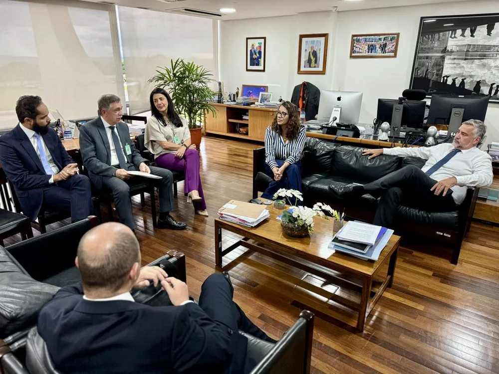 comitiva em reunião com o ministro, Paulo Pimenta, solicitando liberação de recursos do auxílio calamidade.