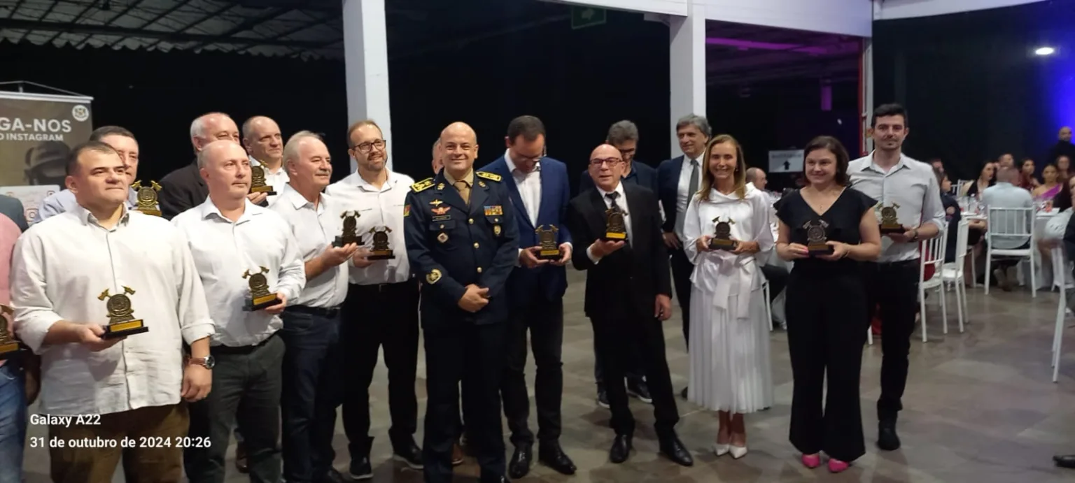 Comandante dos Bombeiros do RS, Eduardo Rodrigues e parte dos homenageados na noite festiva