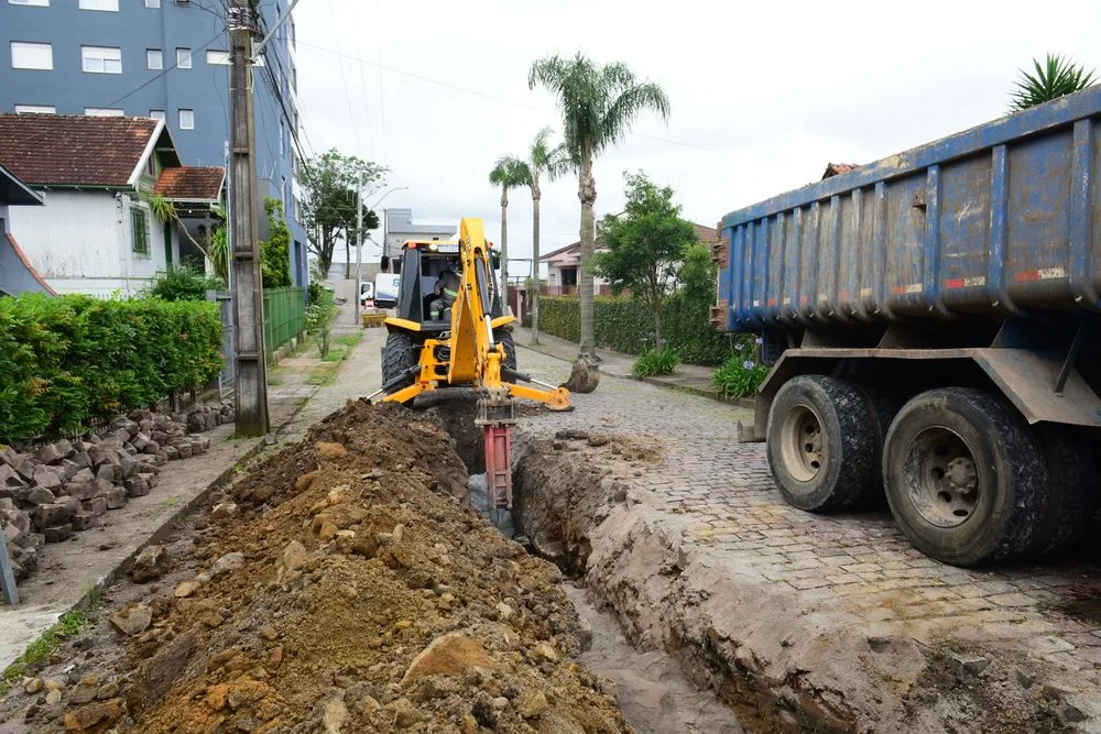 Obras de saneamento causam bloqueios no trânsito da zona urbana da cidade