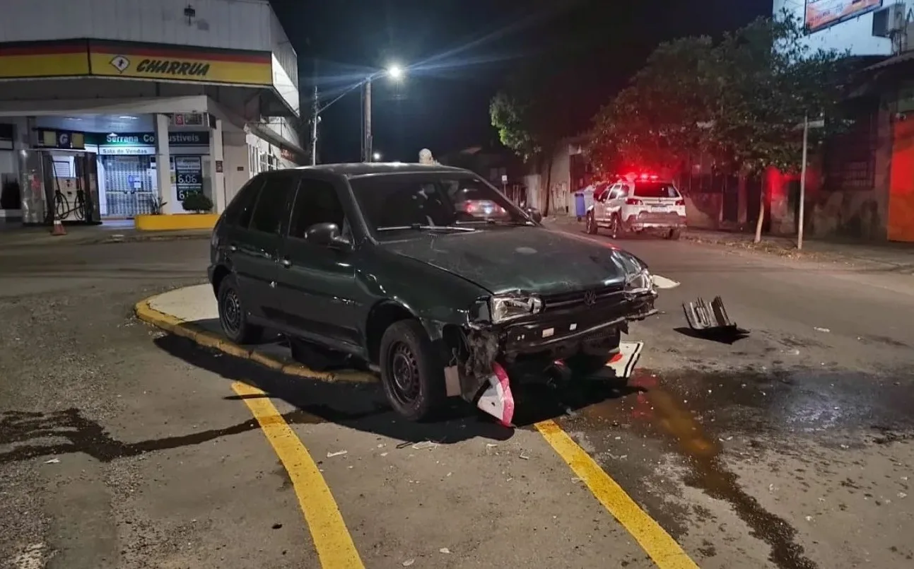 Homem de 38 anos, sem habilitação, colidiu veículo em placas de trânsito nas proximidades da rodoviária