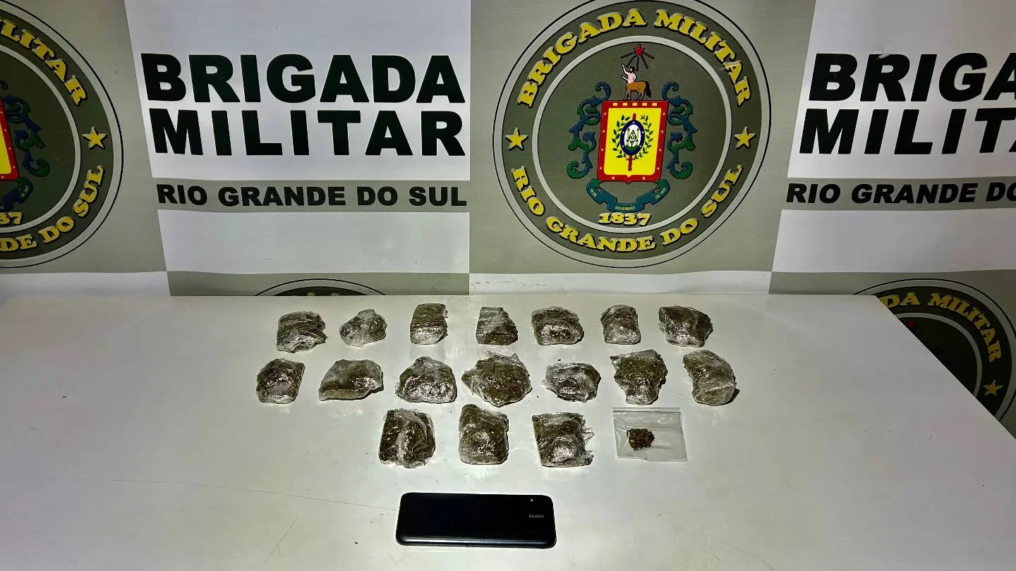 Homem foi flagrado de posse de 18 porções de maconha fracionadas, prontas para a comercialização.