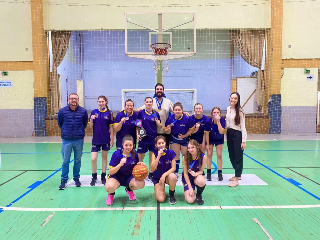 Alunas do EMEF Liette Tesser Pozza, vencedoras da categoria basquete juvenil feminino