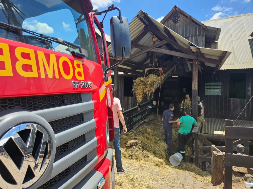 Um incêndio atingiu o depósito da Casa da Ovelha, tradicional ponto turístico no distrito de São Pedro, em Bento Gonçalves, na manhã desta quinta-feira (14)