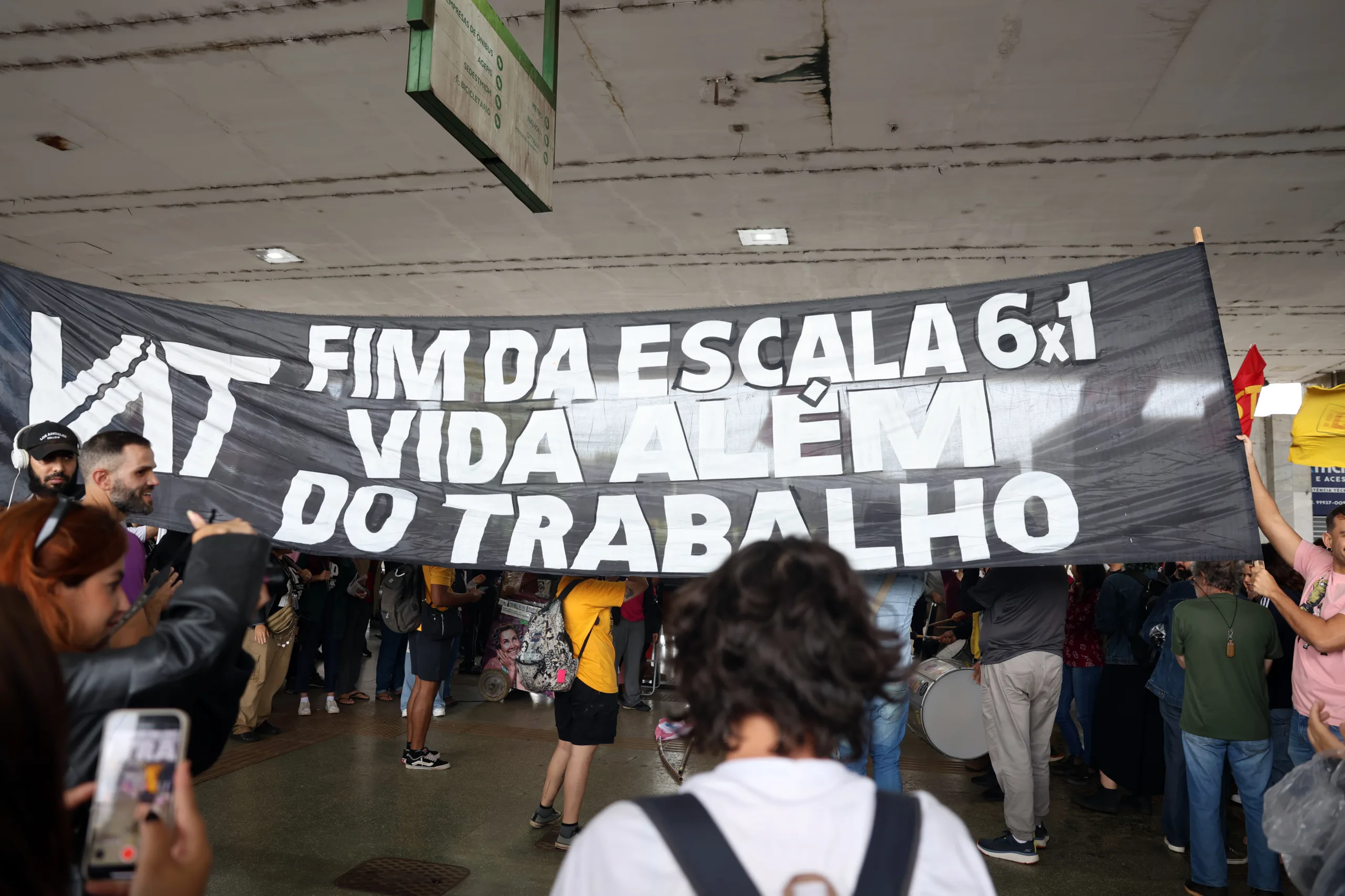 Brasília (DF), 15/11/2024 - Pessoas participam de ato em defesa do fim da jornada 6x1, realizado na Rodoviária do Plano Piloto. Foto: Valter Campanato/Agência Brasil