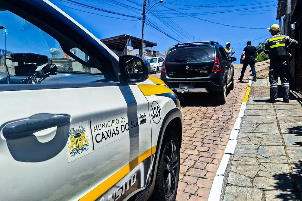 Veículo é recolhido por suspeita de transporte escolar irregular em Caxias do Sul