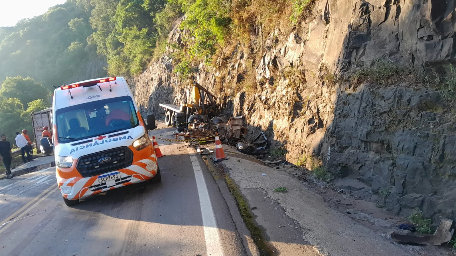 Homem morre ao colidir caminhão contra paredão de pedras entre Flores da Cunha e Antônio Prado