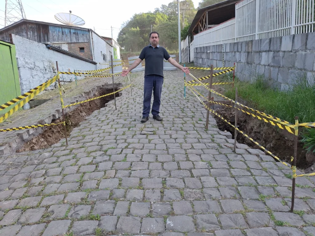 Obras inacabadas e dificuldades de acesso preocupam moradores do bairro Castelo, em Caxias do Sul