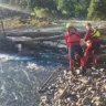 A vítima, que estava parcialmente submersa e presa em galhos, foi retirada do rio pelos socorristas.