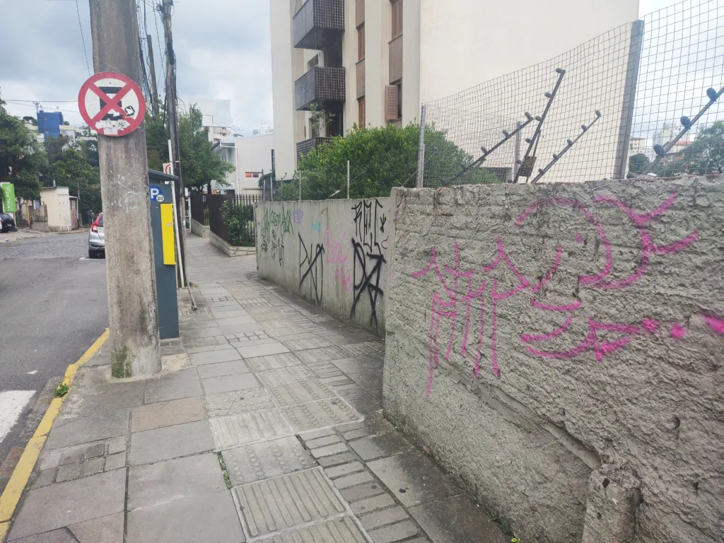 Mutirão de retirada de pichações ocorre em Bento Gonçalves Mutirão de retirada de pichações ocorre em Bento Gonçalves