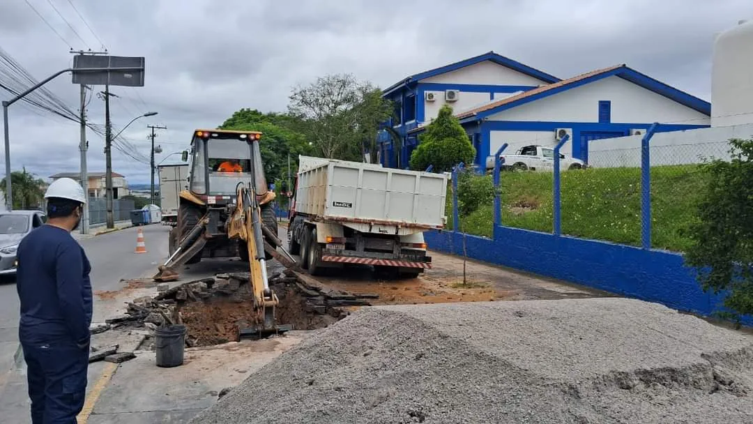 Tubulação se rompeu na manhã desta sexta-feira (22), na rua Herny Hugo Dreher, no bairro Planalto.