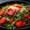 Salada de rúcula com tomate e queijo parmesão