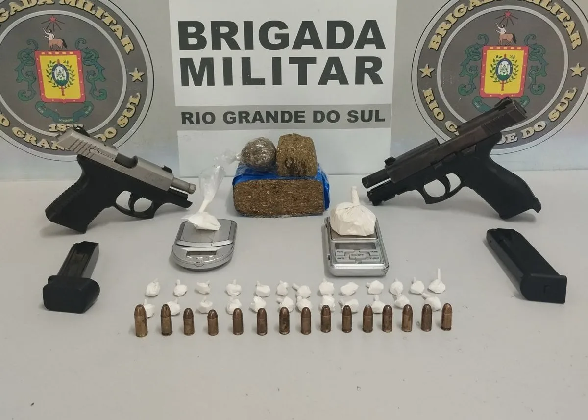 Dupla é presa com armas, maconha e cocaína em Caxias do Sul