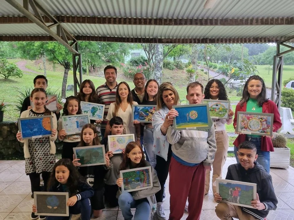 O grupo de 15 estudantes vencedores receberam a premiação do concurso