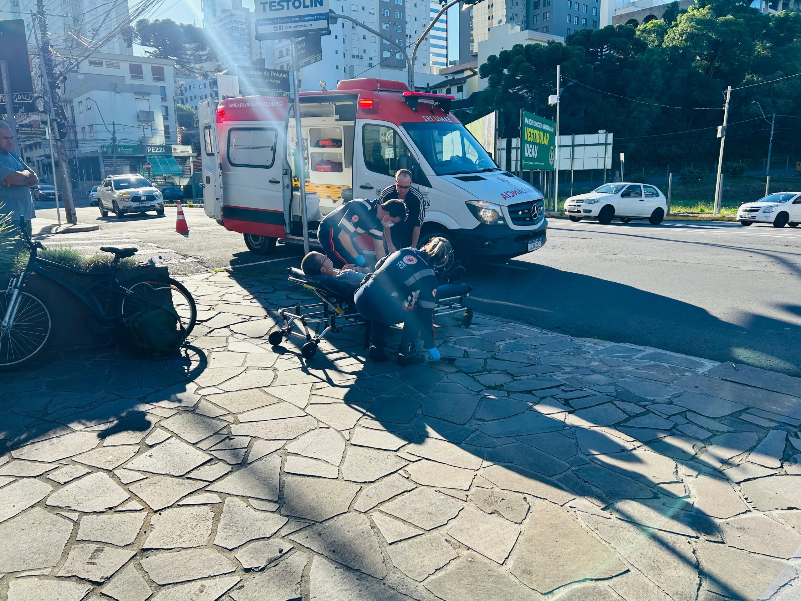 Acidente deixa ciclista ferido em Caxias do Sul