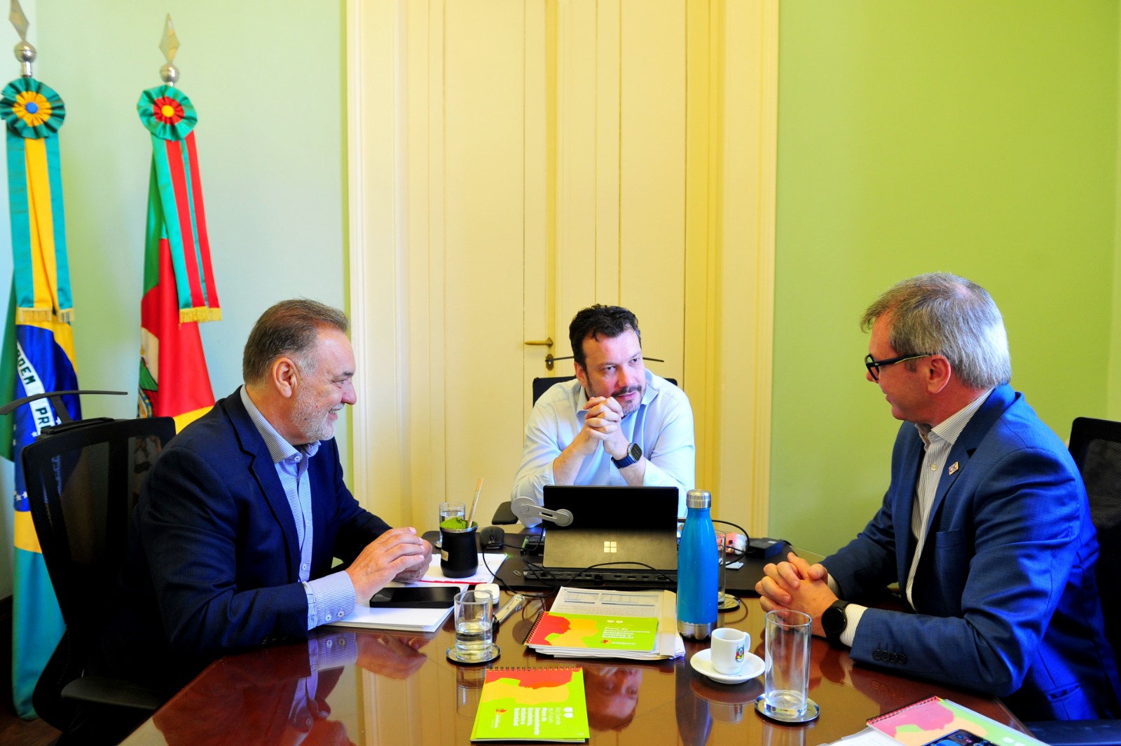 Deputado Carlos Búrigo (E) e Celestino Oscar Loro (D) em reunião com o secretário Artur Lemos (C) na manhã de quinta-feira (12), em Porto Alegre