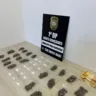 Com o jovem, foram localizados e apreendidos 17 porções de cocaína, 23 porções de maconha e R$ 160, em moeda corrente. 