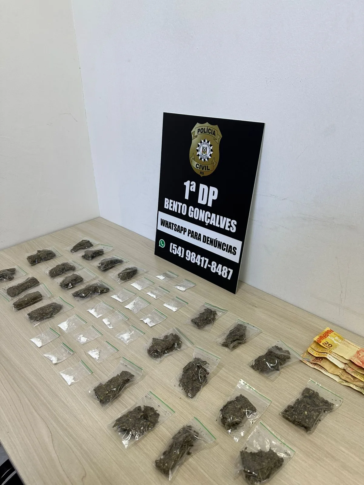 Com o jovem, foram localizados e apreendidos 17 porções de cocaína, 23 porções de maconha e R$ 160, em moeda corrente. 